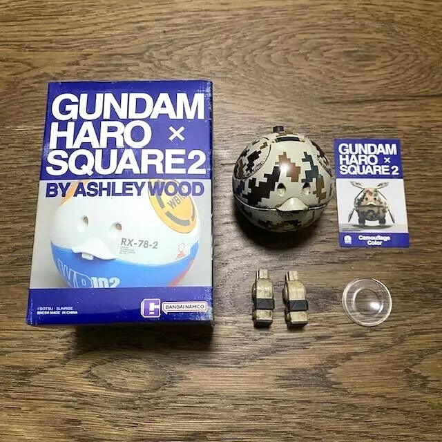 Gundam Haro x Square2 designed by Ashley Wood - 2