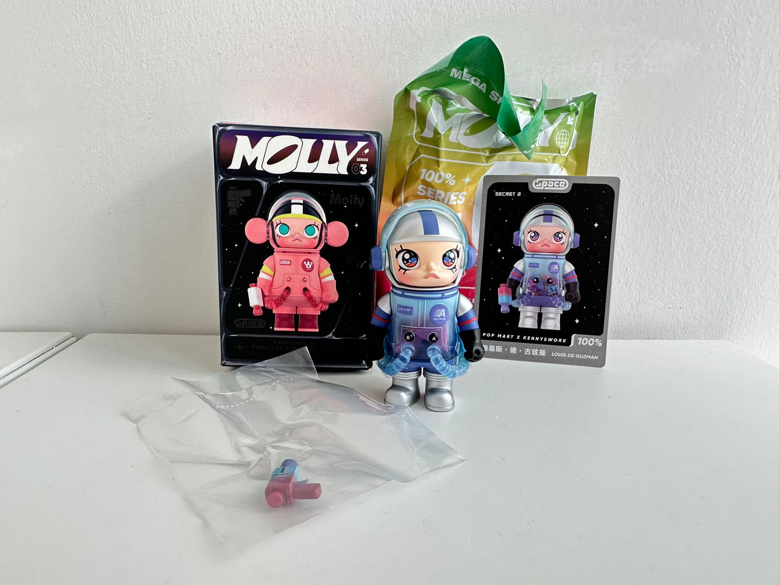 LOUIS DE GUZMAN (Secret 2)- MEGA SPACE MOLLY 100% Series 3 by POP MART - 2