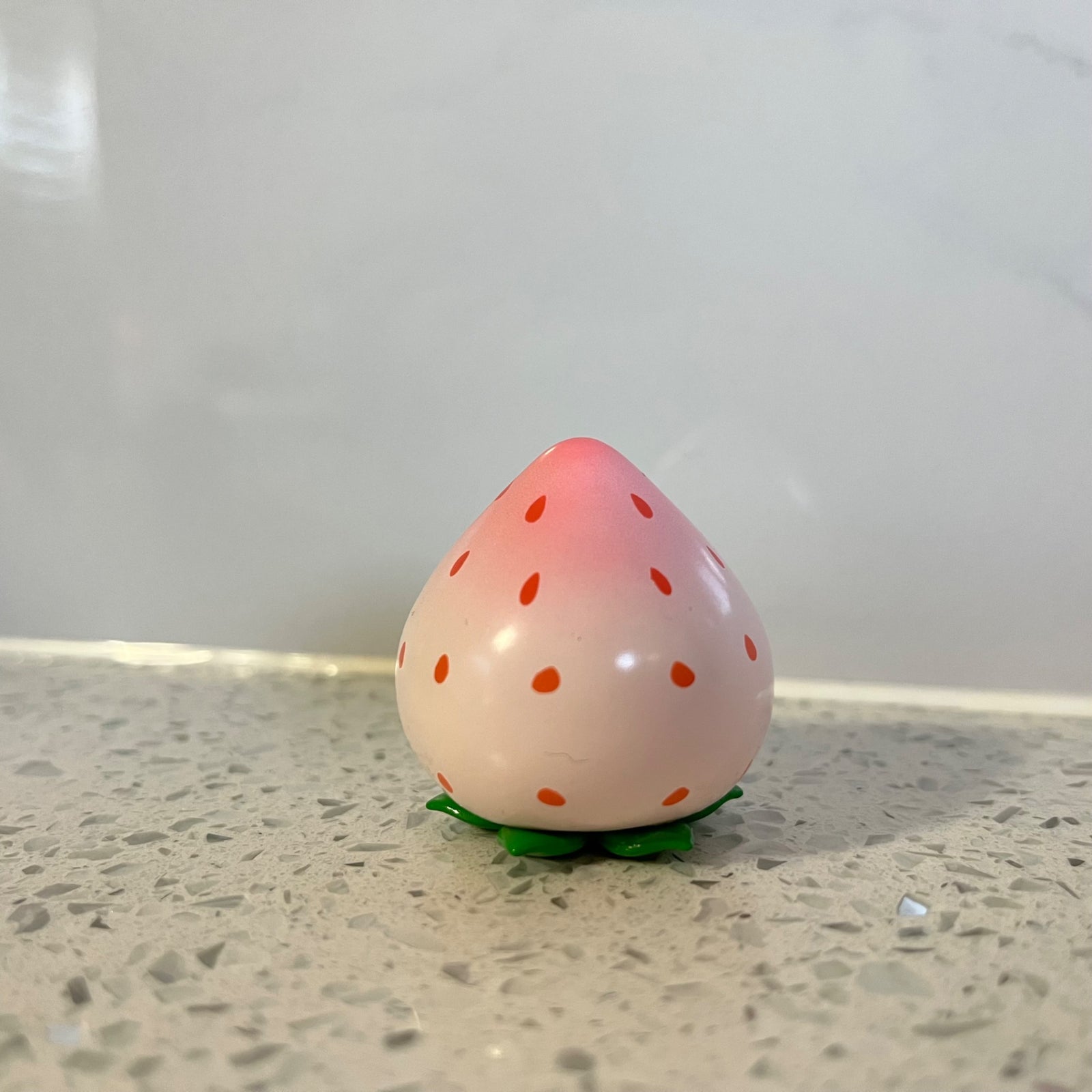 White Strawberry Pig - Piko Pig Fruit Party Mini series - 2