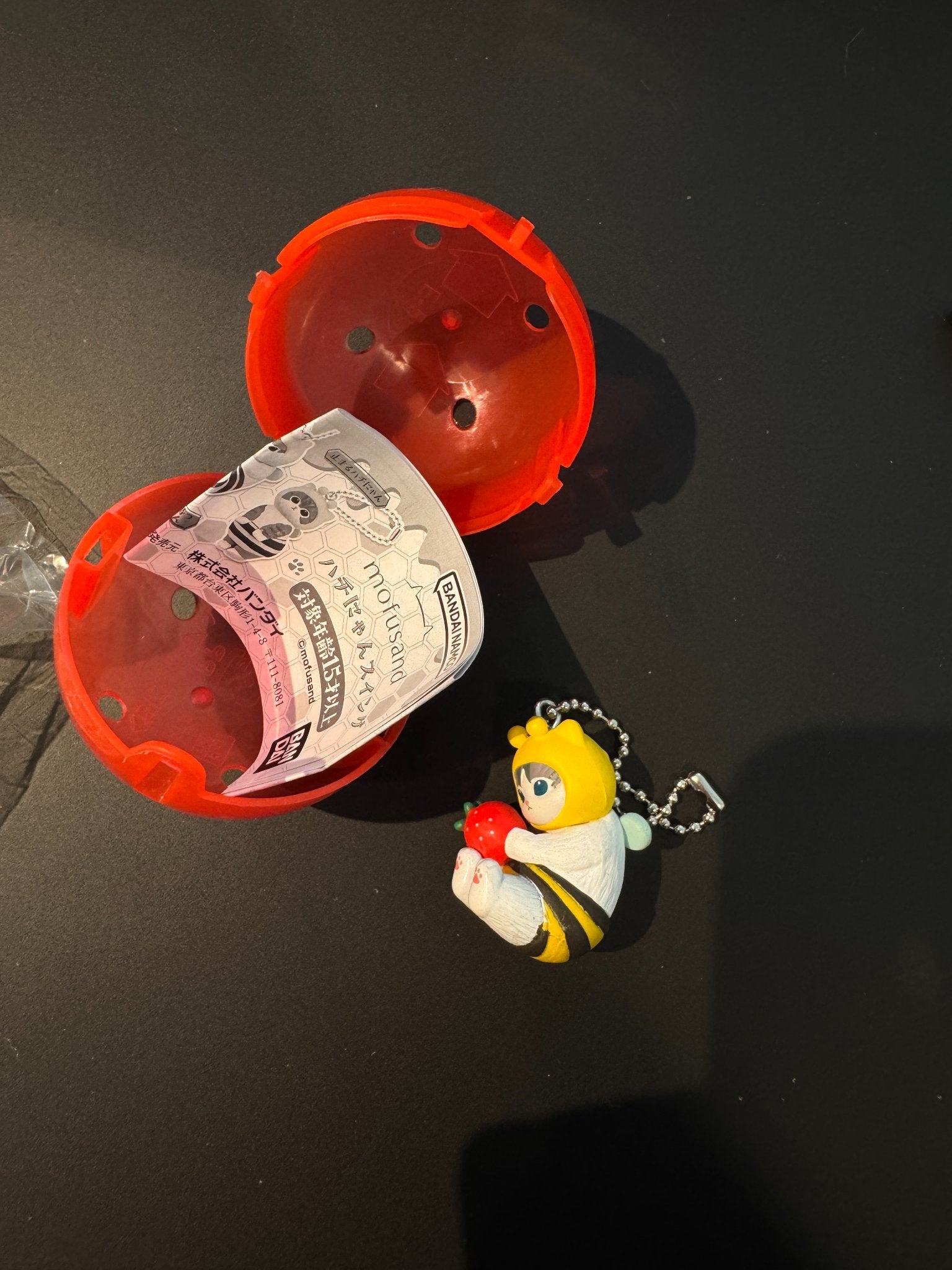 Hachinyan holding a strawberry - Mofusand Hachinyan Swing - Bandai GASHAPON