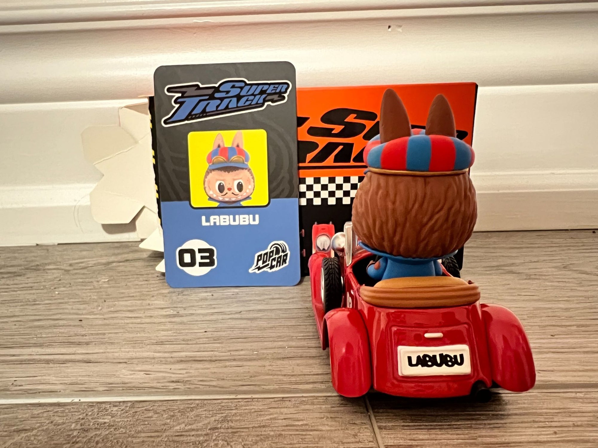 ミニカー Labubu Labubu Classic Car - POPMART Super Track - POPMART - Mindzai Toy Shop