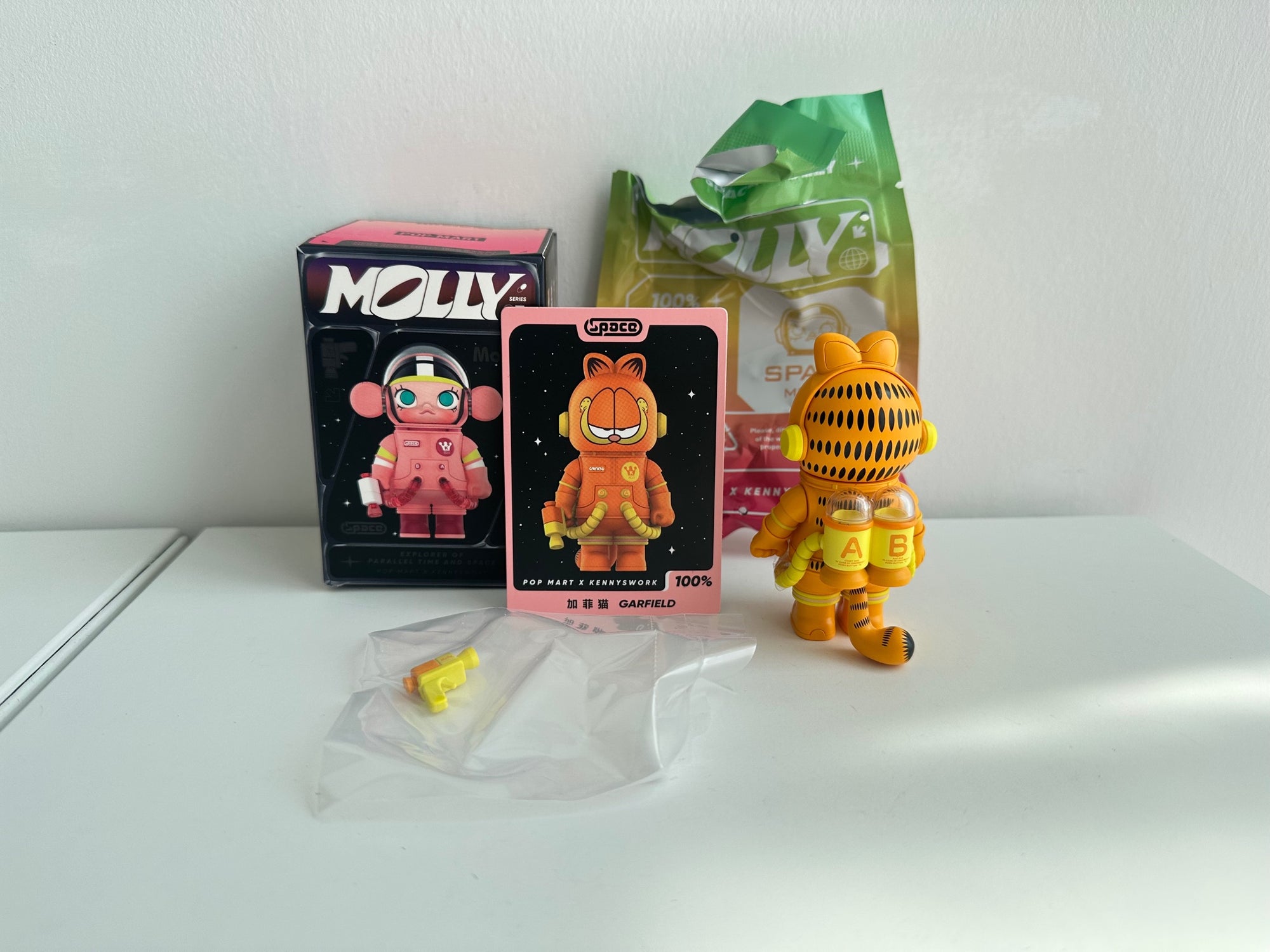 GARFIELD - MEGA SPACE MOLLY 100% Series 3 by POP MART - Mindzai
