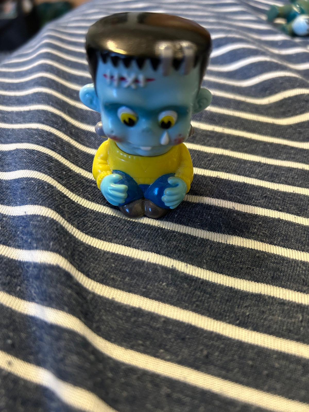 Lil' Sad Franky by HEADLOCKSTUDIO x Vinyl Artist Gacha (VAG) Series 23 Blue - 1