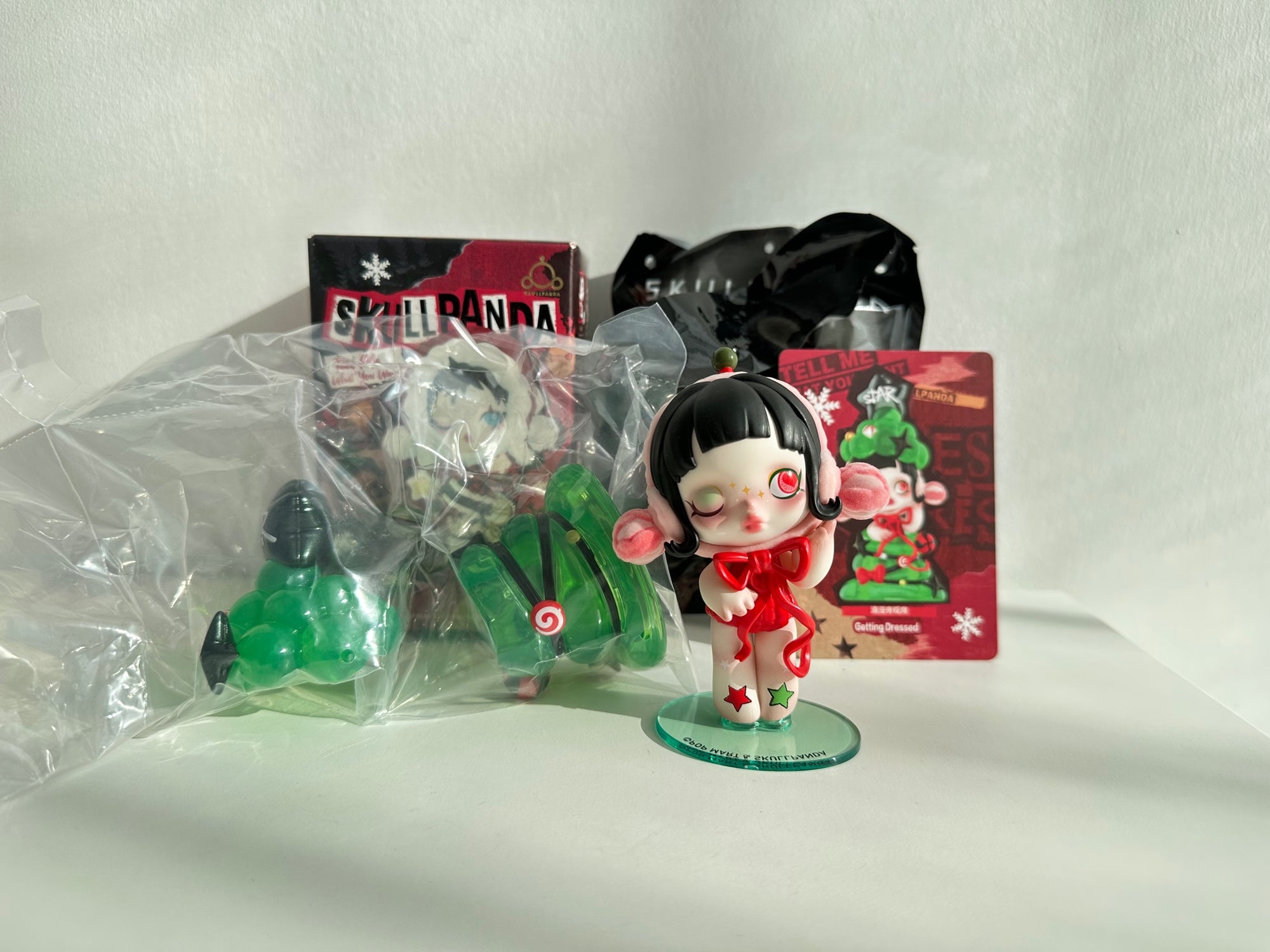 Getting dressed - SKULLPANDA Tell Me What You Want Series by POP MART - 1