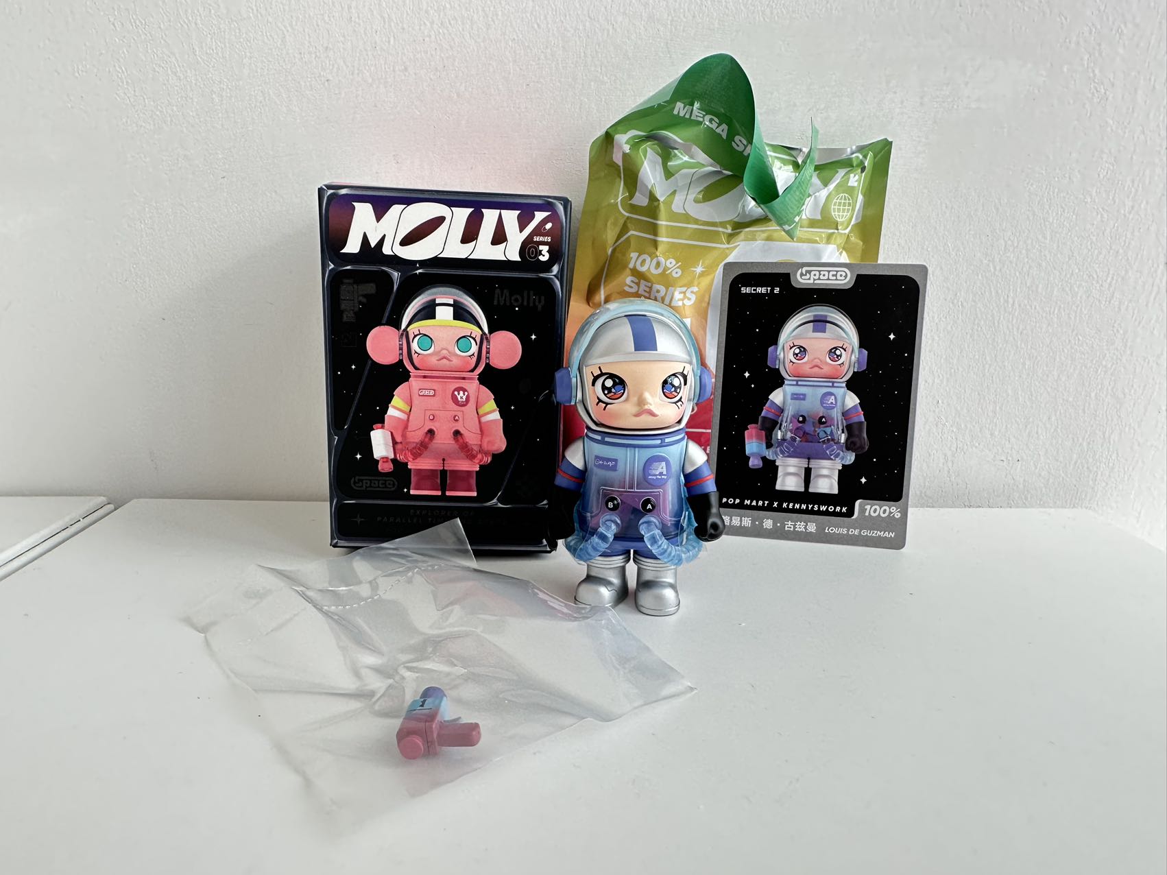LOUIS DE GUZMAN (Secret 2)- MEGA SPACE MOLLY 100% Series 3 by POP