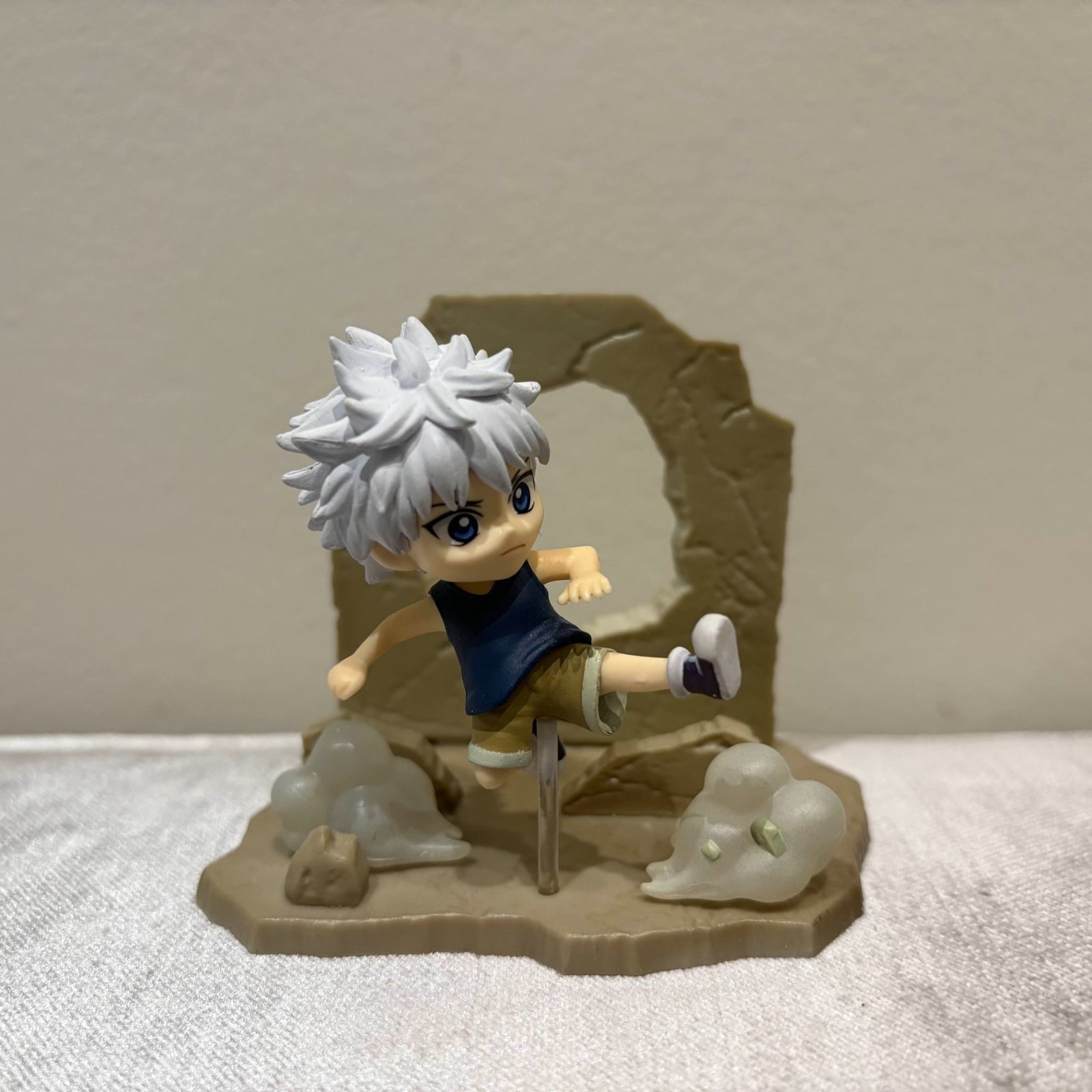 Killua - Hunter x Hunter DesQ Desktop Smartphone Stand by Rement - 1