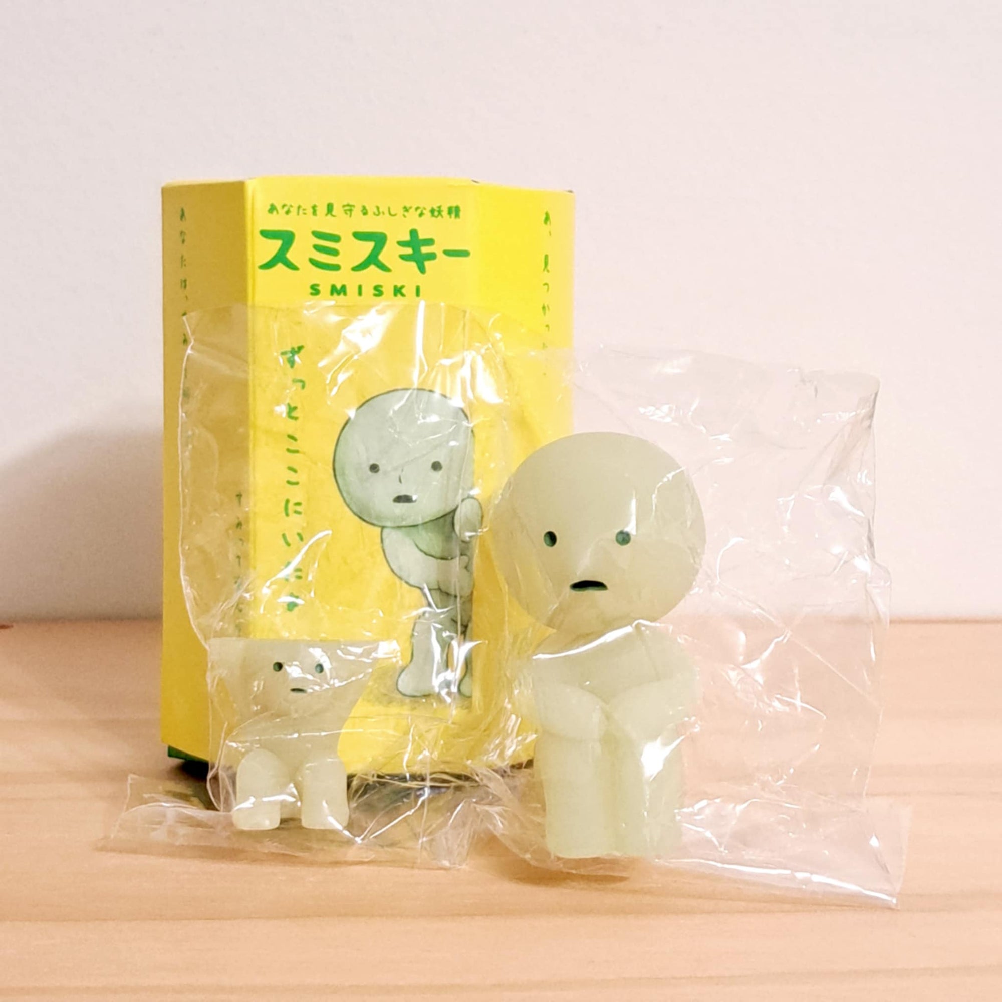 Hugging Knees w/ Little Surprise Secret - Smiski Series 1