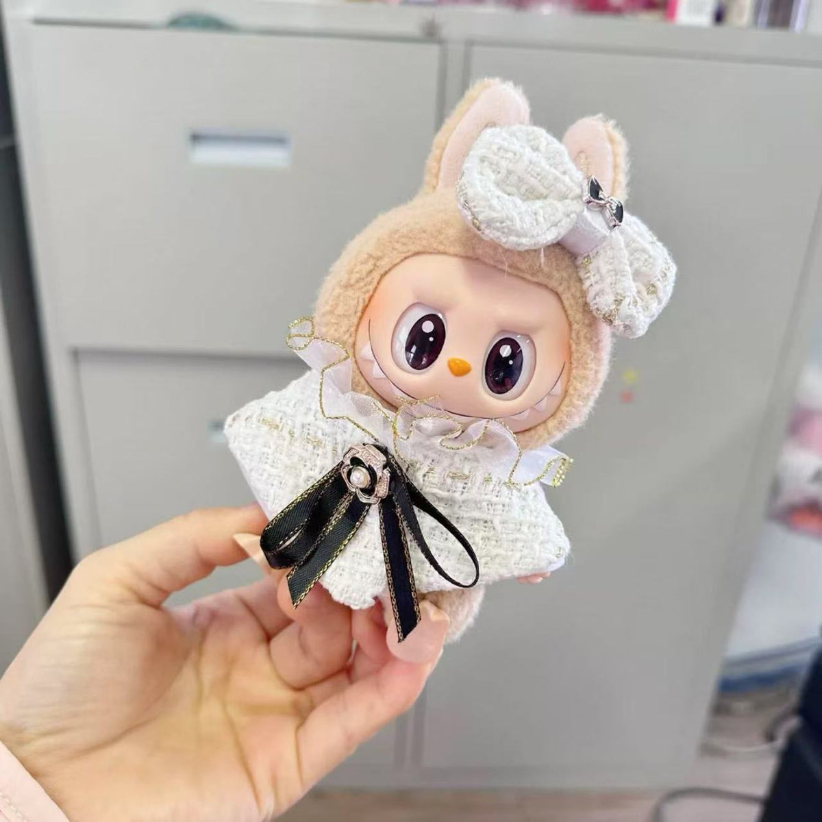 White Cape with Burlesque Clown Collar + Bow Set  - Labubu Clothes for Have A Seat - 1