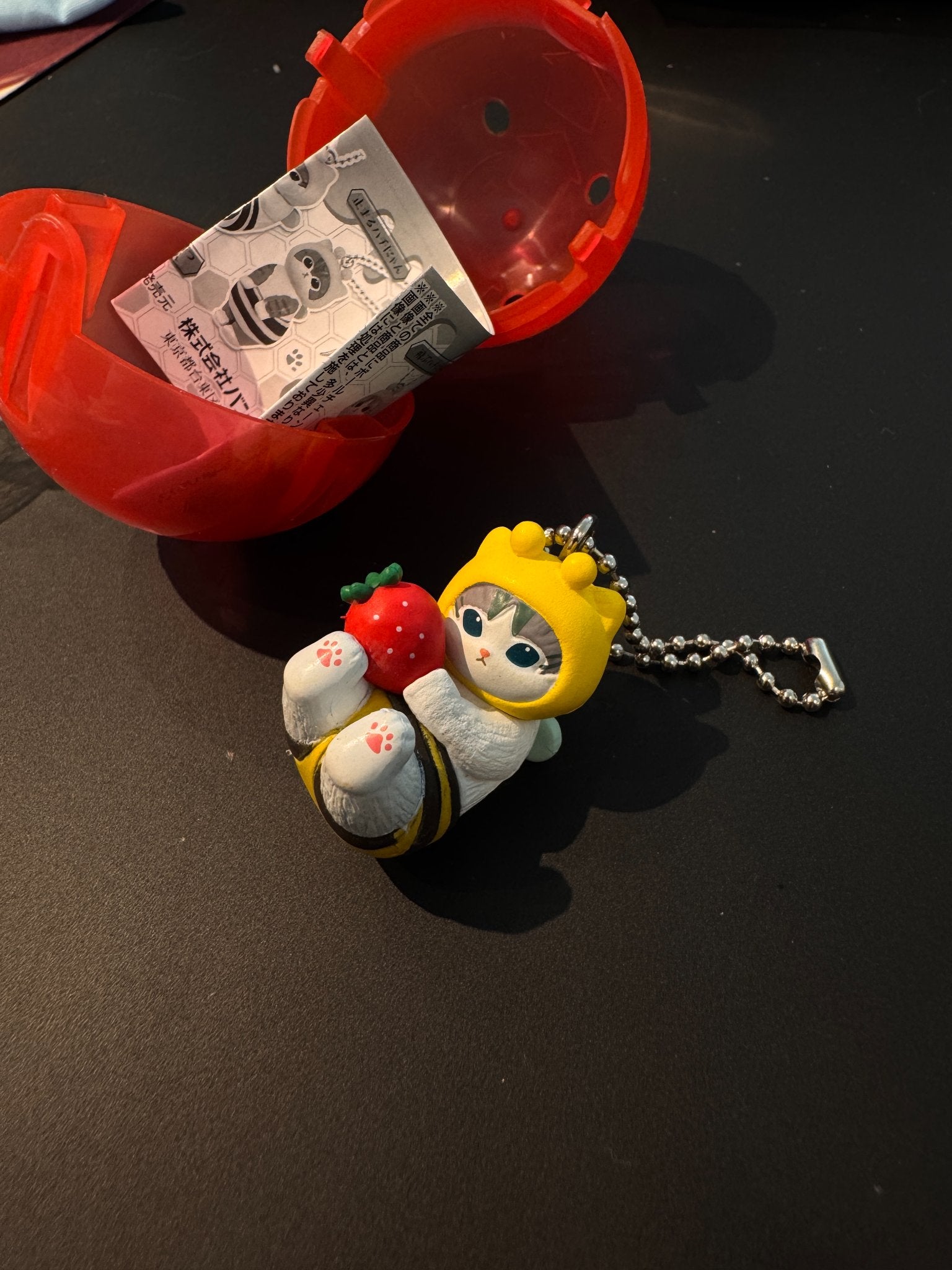 Hachinyan holding a strawberry - Mofusand Hachinyan Swing - Bandai GASHAPON