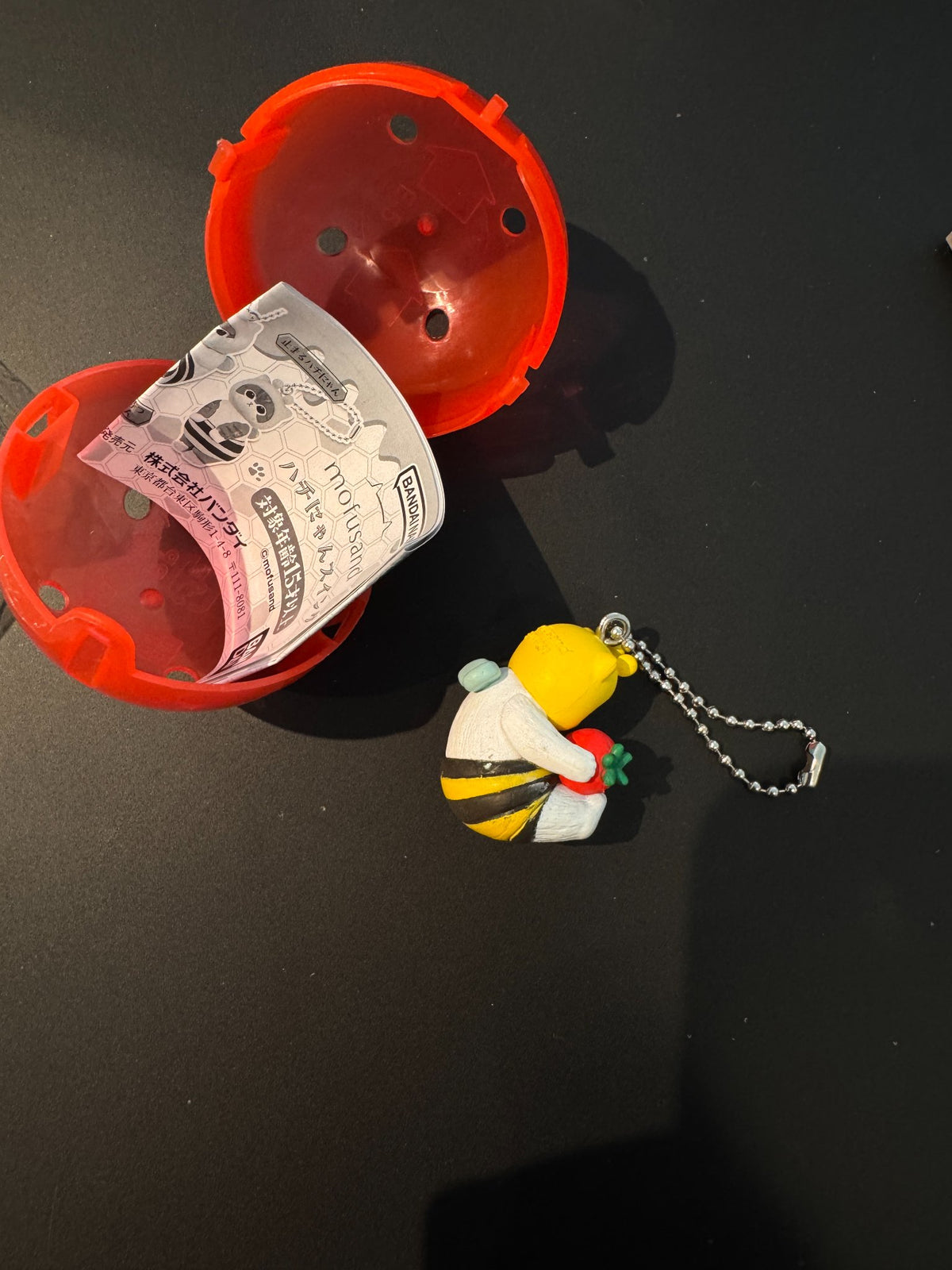 Hachinyan holding a strawberry - Mofusand Hachinyan Swing - Bandai GASHAPON