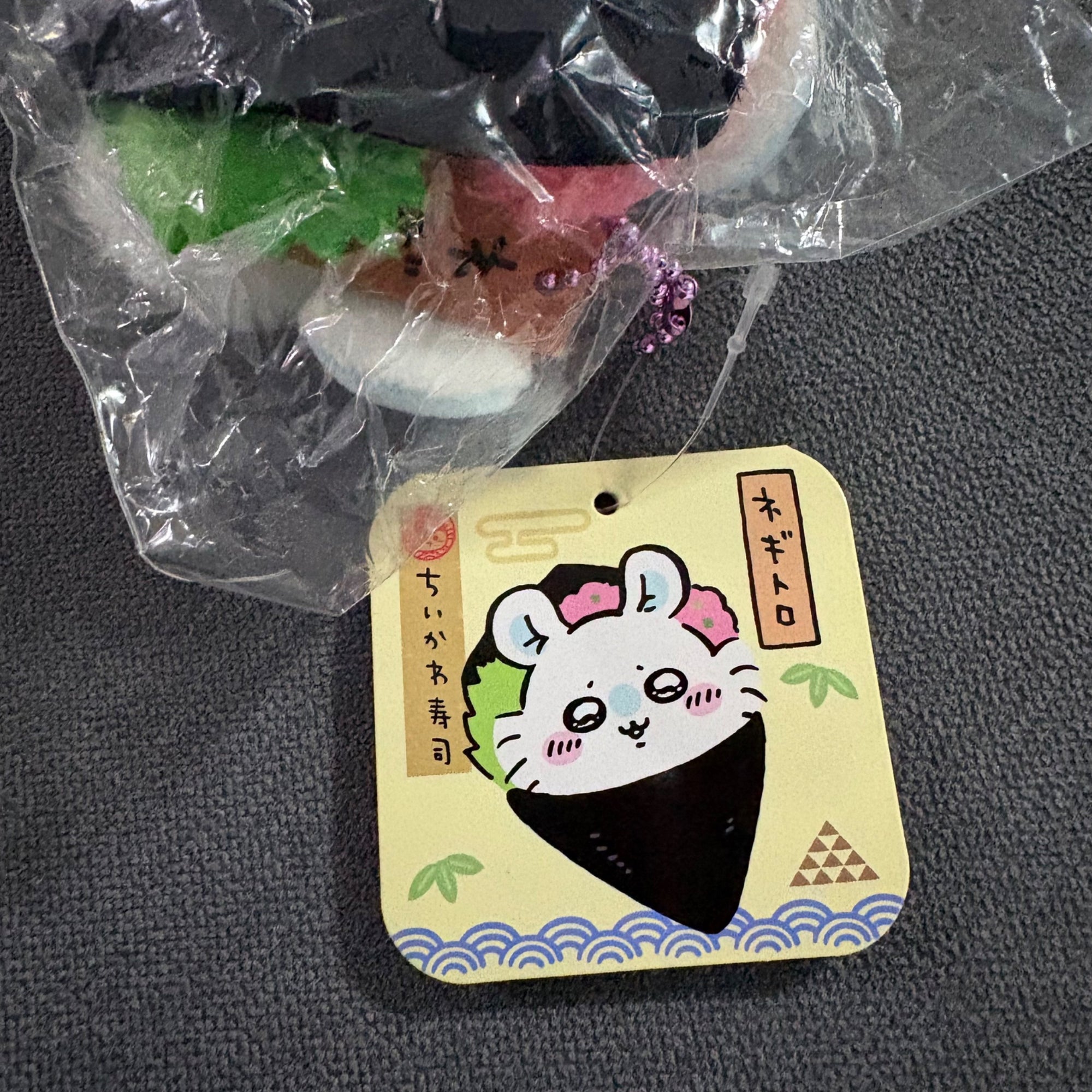 Maki roll Momonga - Sushi plush keychain - chiikawa - Mindzai Toy Shop