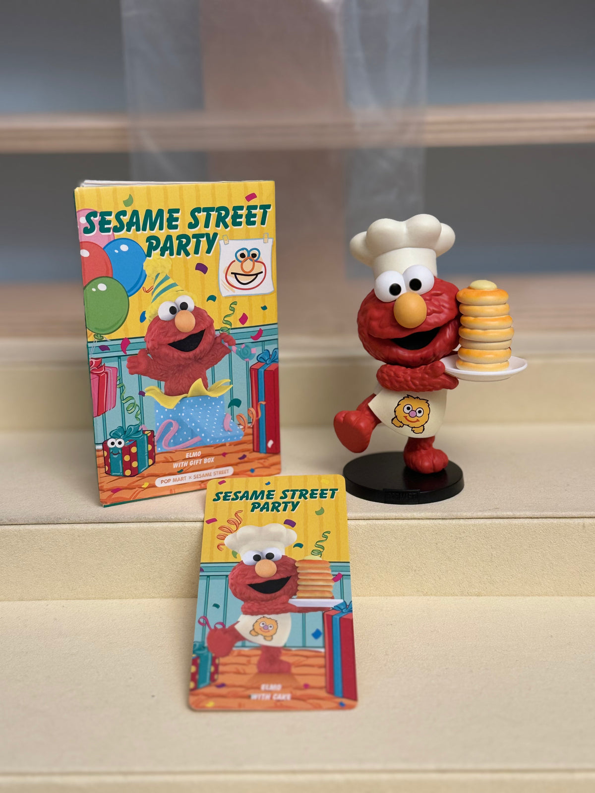 Elmo with Cake - Sesame Street Party - Pop Mart