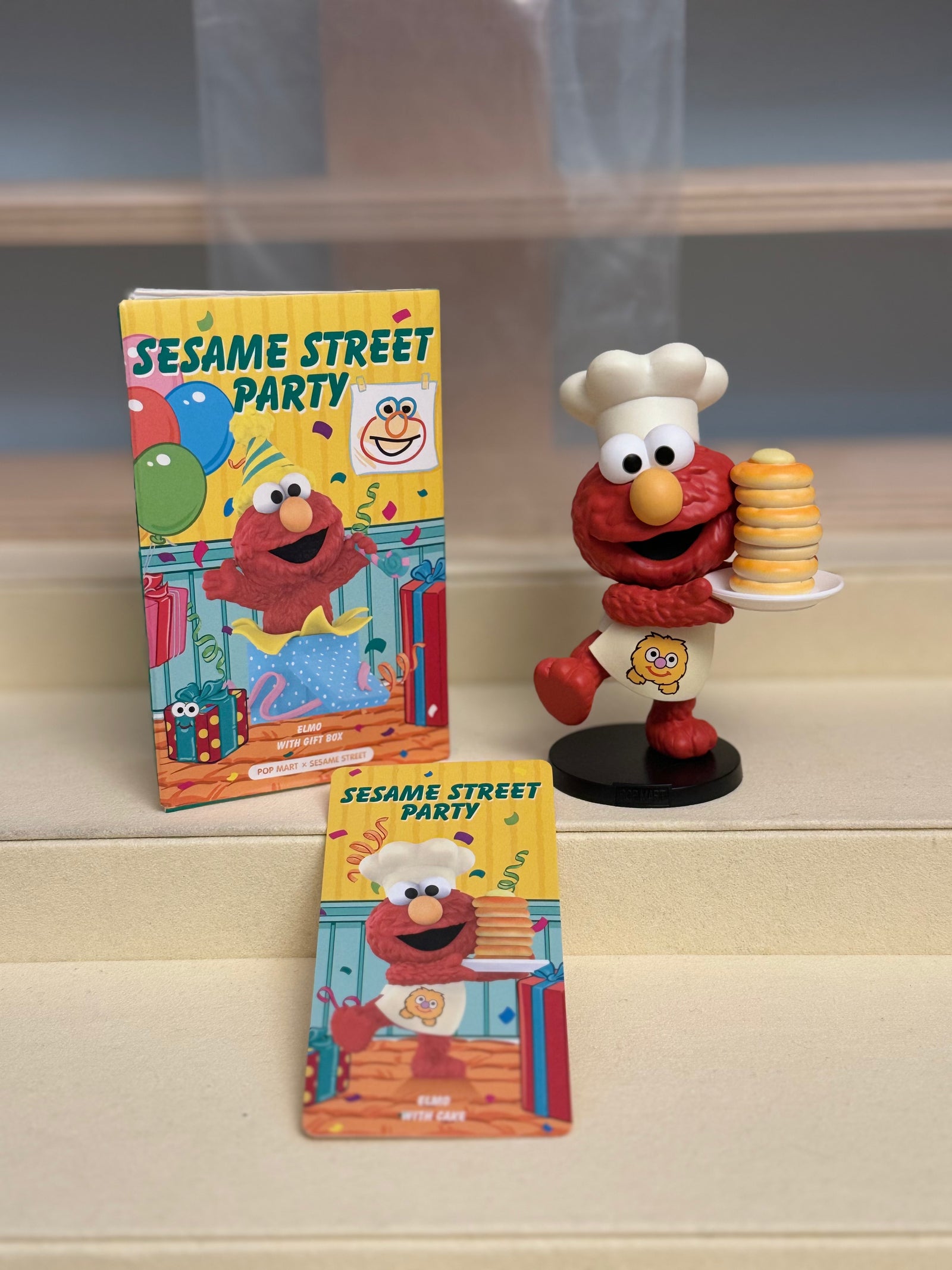 Elmo with Cake - Sesame Street Party - Pop Mart