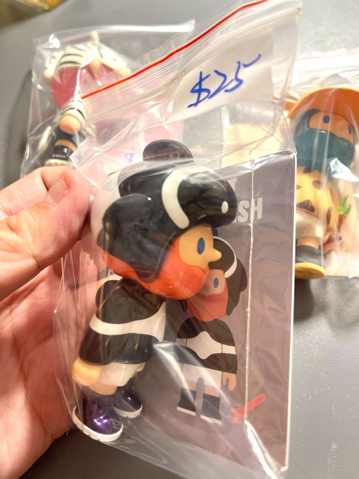 Silent Clownfish - Farmer Bob 7 Animal Series By Finding Unicorn - 1