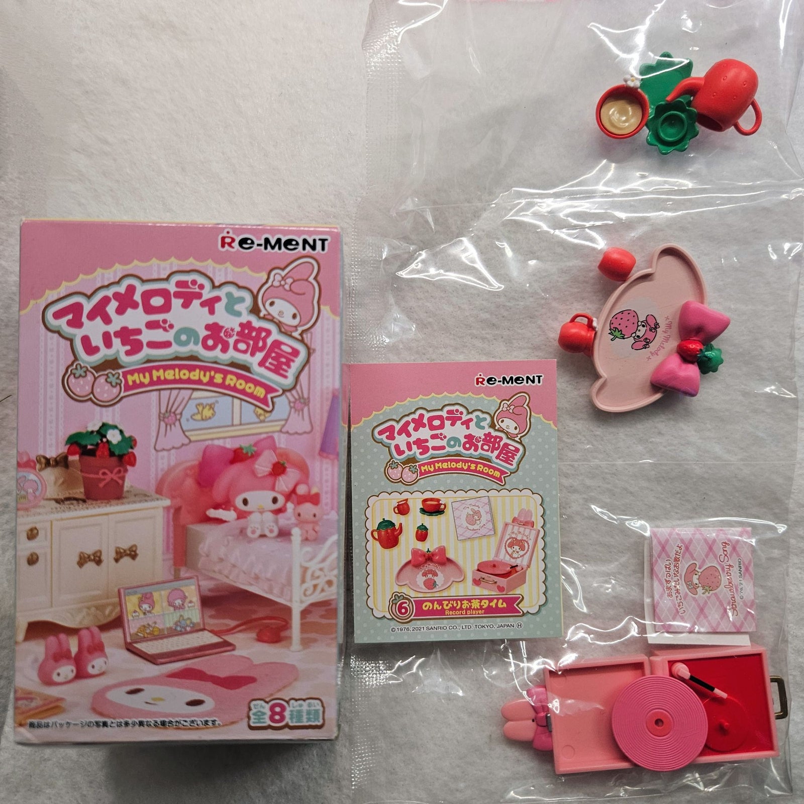 Record Player - My Melody's Strawberry Room Blind Box by Re-ment - 1
